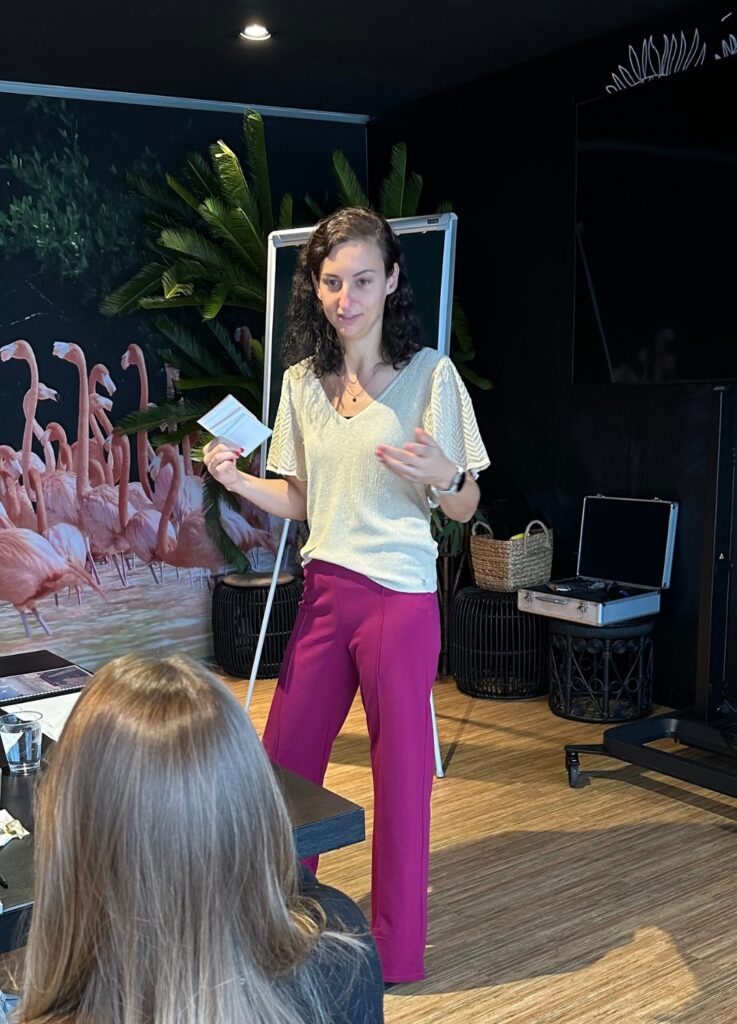 Phyllis geeft uitleg aan groep met ondernemers