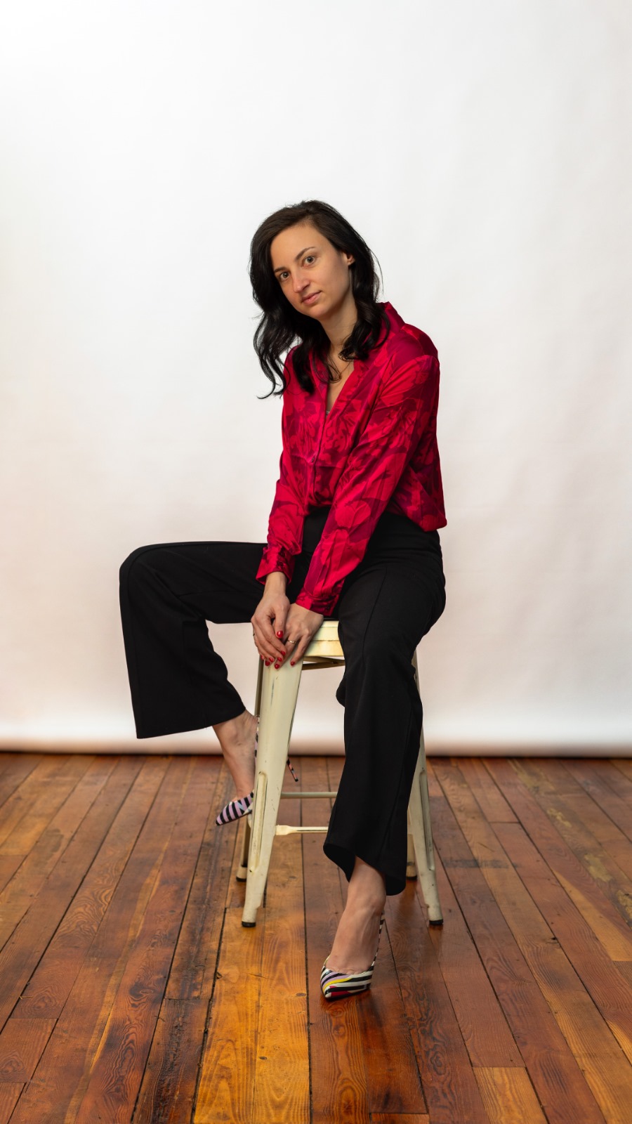 Phyllis Winkens zittend op kruk