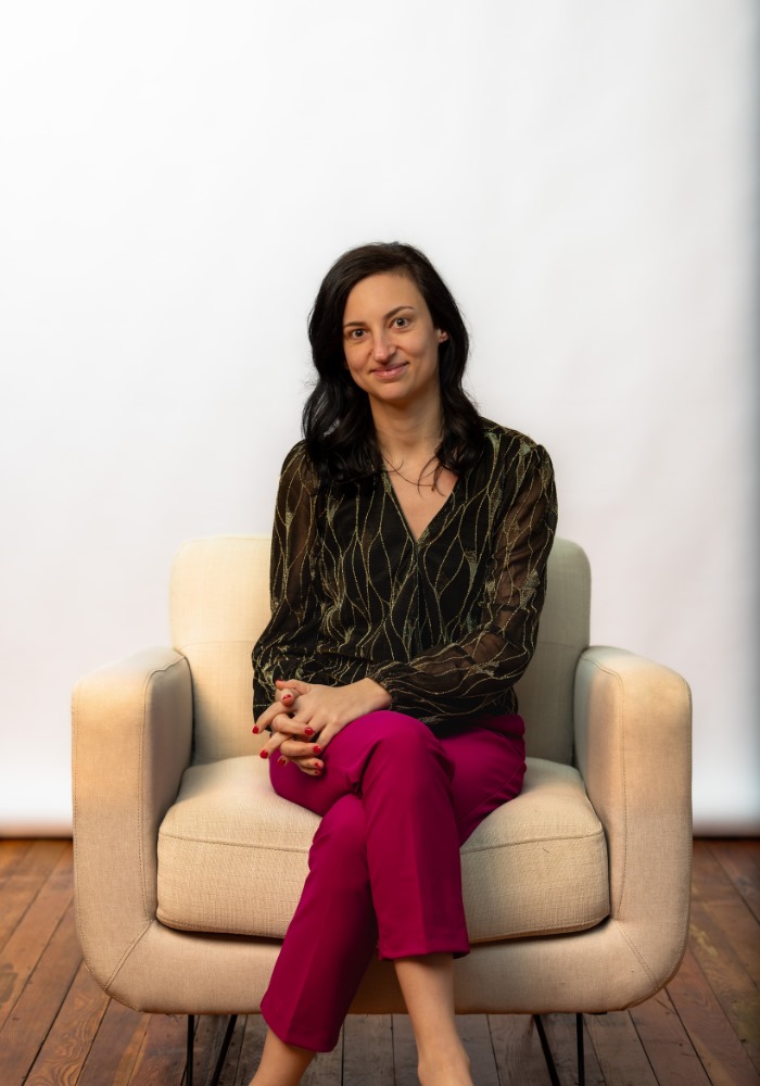 Phyllis Winkens zittend op stoel, voor ondernemers die succesvol willen worden