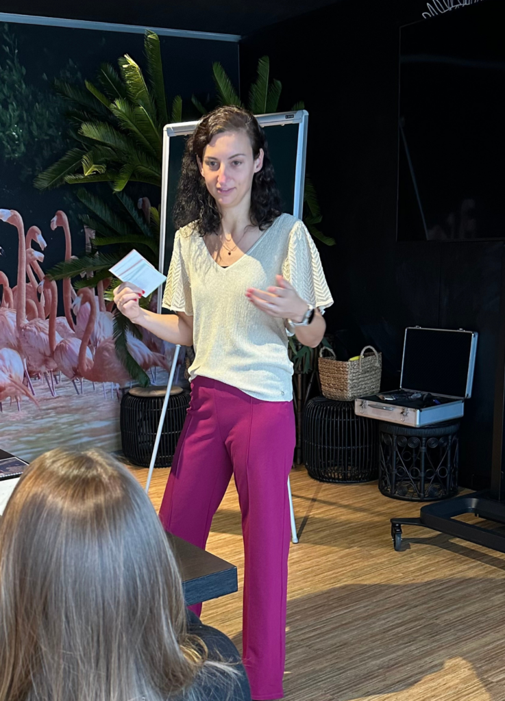 Phyllis Winkens spreekt voor groep ondernemers die meer omzet willen